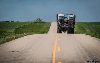 Fendt Momentum planter roading from the back